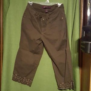 Brown capri's