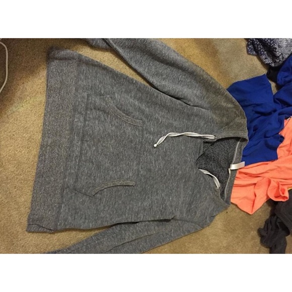 grey sweatshirt