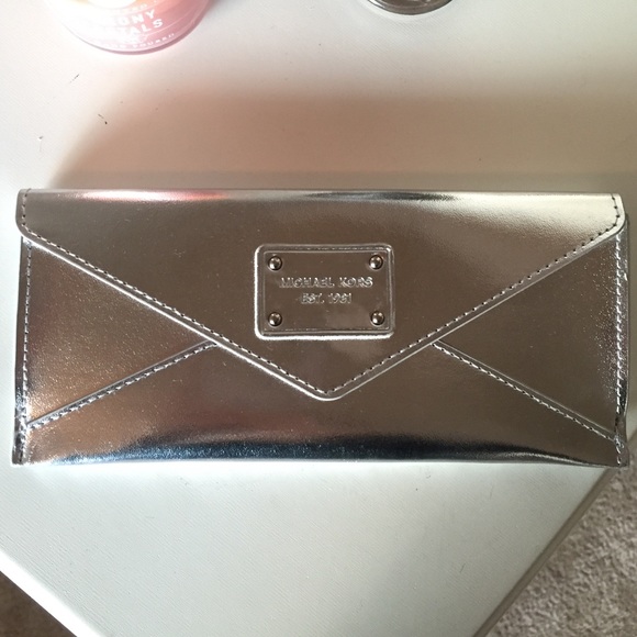 MICHEAL KORS AUTHENTIC CLUTCH BAG. 🤗