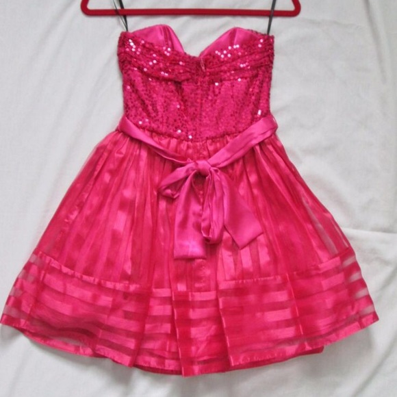 BETSEY JOHNSON NWOT STRAPLESS DRESS - Picture 2 of 3