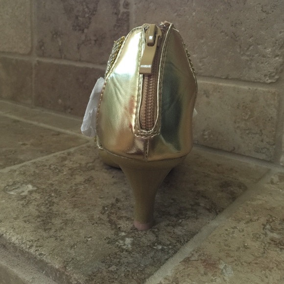 NIB Delicacy Gold rhinestone heels