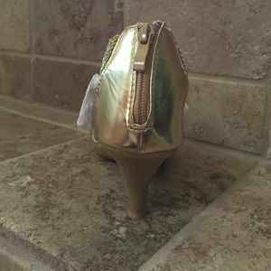 NIB Delicacy Gold rhinestone heels