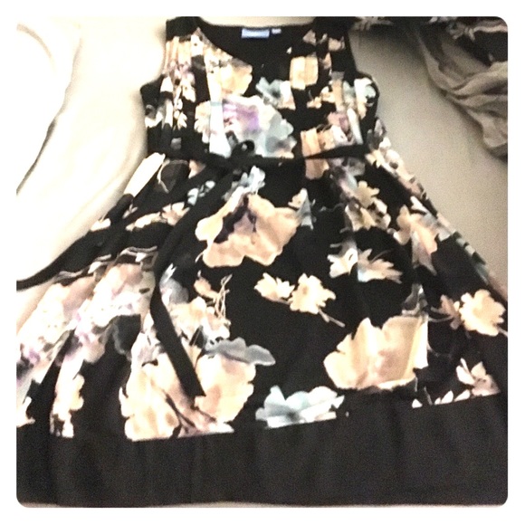 BEAUTIFUL VERA WANG FLORAL DRESS