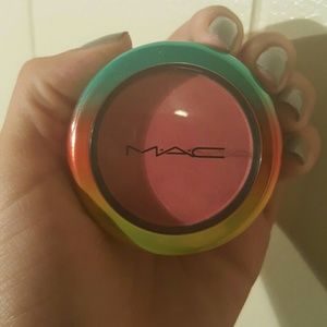 Mac powder blush in "hipness"