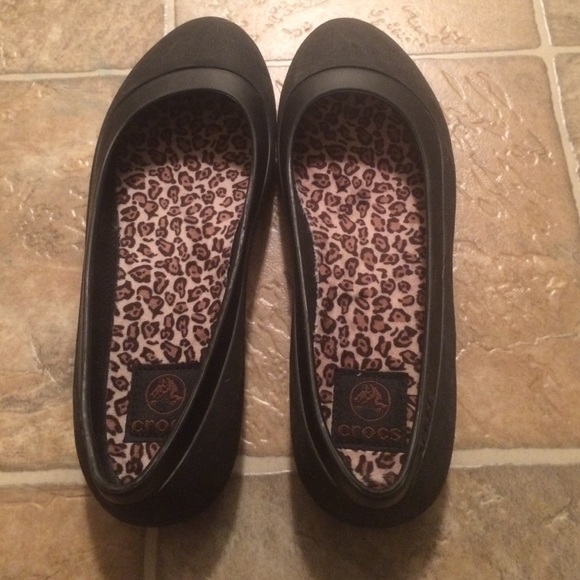 Black Crocs flats
