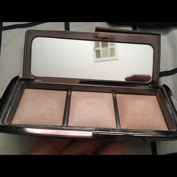 Hourglass ambient powders