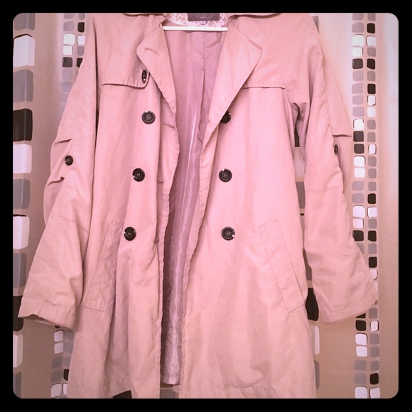 Adorable trench coat!