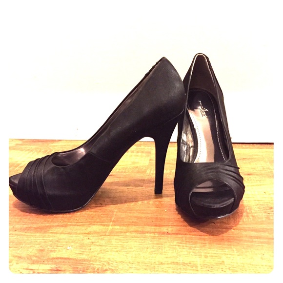 Black Peep-toe Pumps!