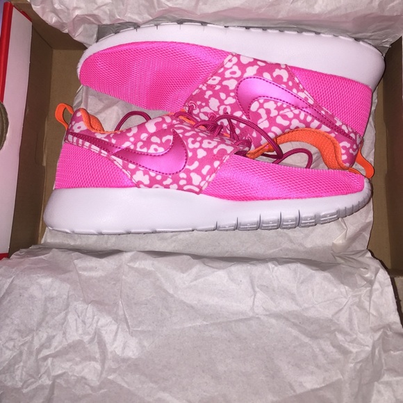 Nike Roshe Run Leopard Print SZ 8 ❤️