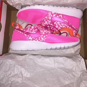 Nike Roshe Run Leopard Print SZ 8 ❤️