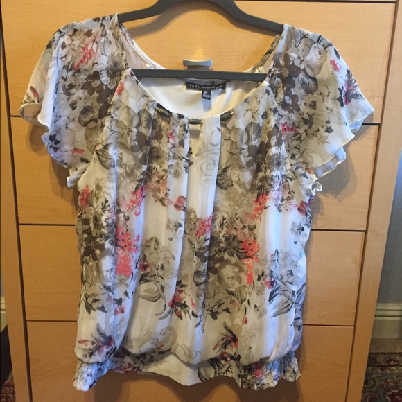 Beautiful petite blouse with lining.