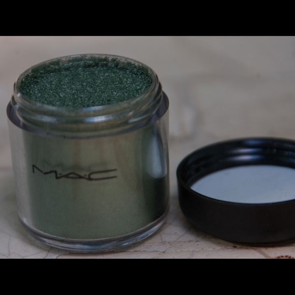 MAC pigment in 'Spiritualize' - Picture 2 of 4