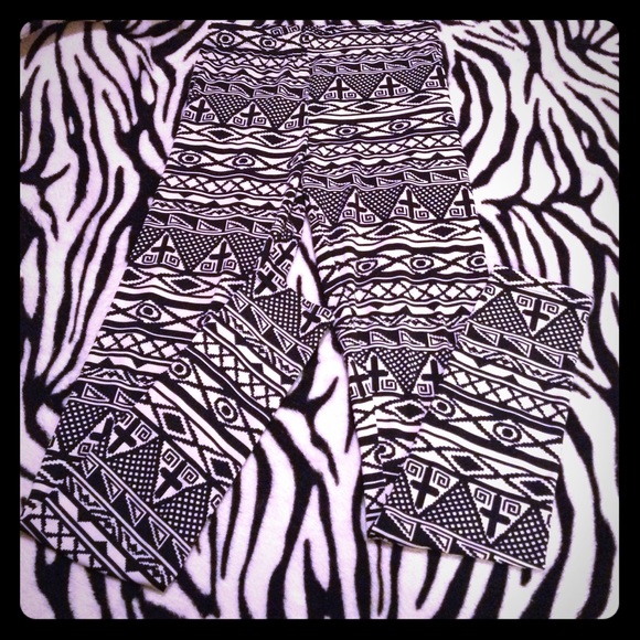 Black/white Aztec print tights