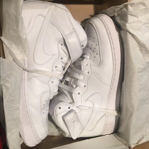 White Air Force 1 Mid