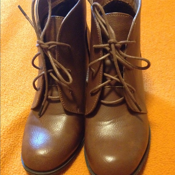 Brown never worn booties - Picture 3 of 4