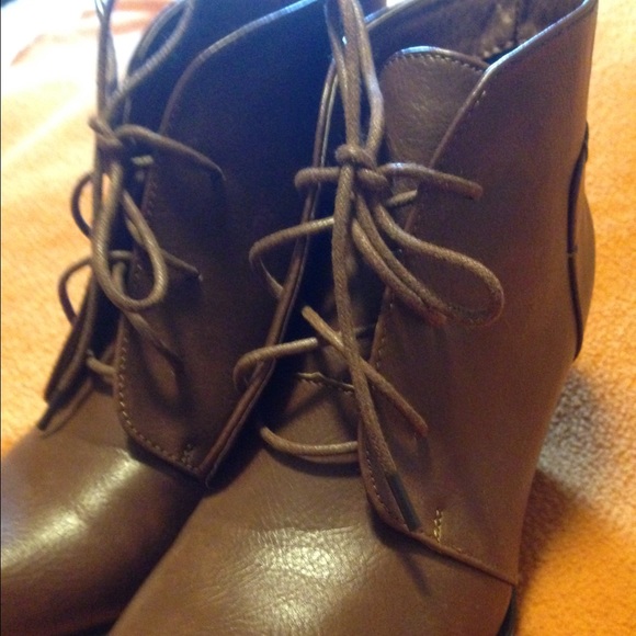 Brown never worn booties - Picture 4 of 4