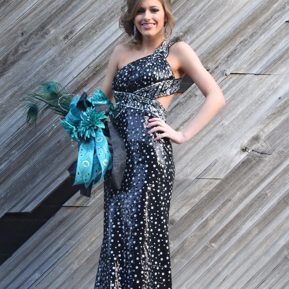 Dress - Picture 3 of 3