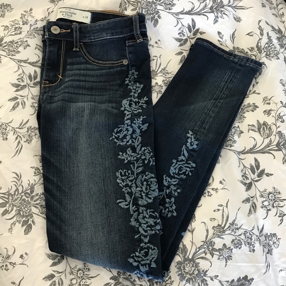 *Donated* A&F Embroidered Skinny Jeans - Picture 1 of 4