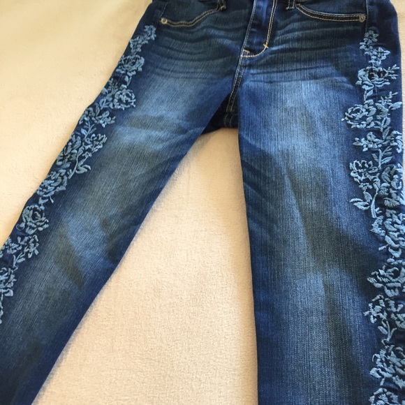 *Donated* A&F Embroidered Skinny Jeans - Picture 2 of 4