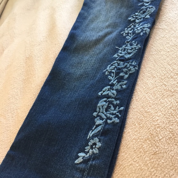 *Donated* A&F Embroidered Skinny Jeans - Picture 3 of 4