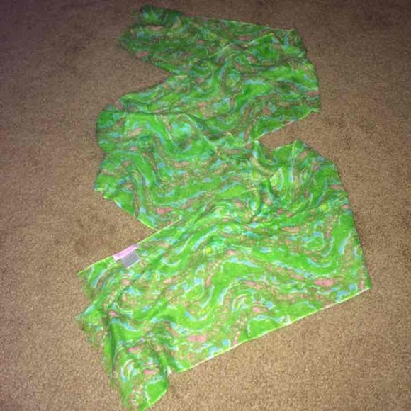 💚SOLD💚Lilly pulitzer Chomp Chomp Scarf 🎀 - Picture 3 of 4