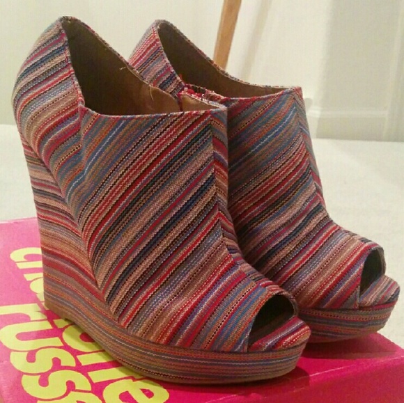 💲SOLD at Crossroads💲NEW!Adorable Peep-Toe Wedges
