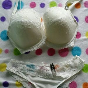 New with tags Size 30G bra and panty set