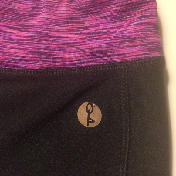 Black Capri athletic leggings - Picture 2 of 3