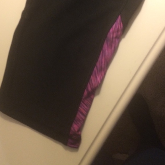 Black Capri athletic leggings - Picture 3 of 3