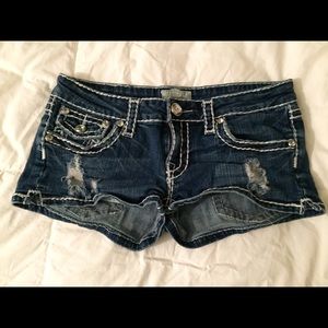 Distressed short shorts