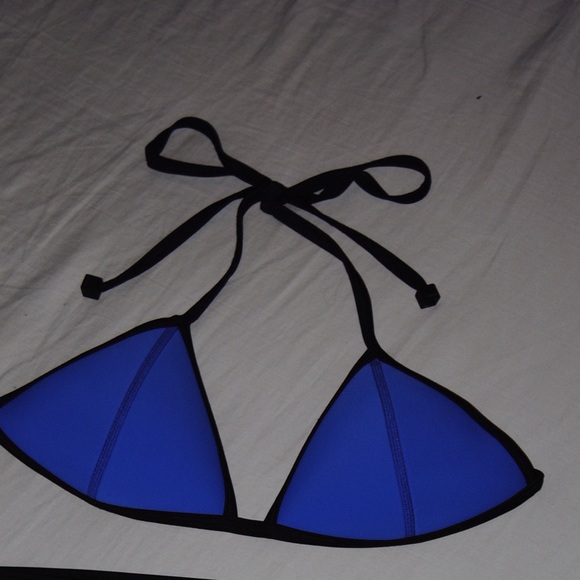 Authentic triangl top size small