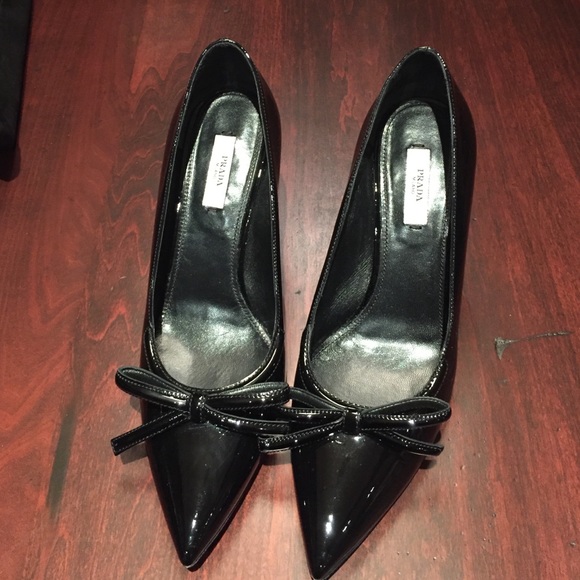 Prada black patent leather pumps!!