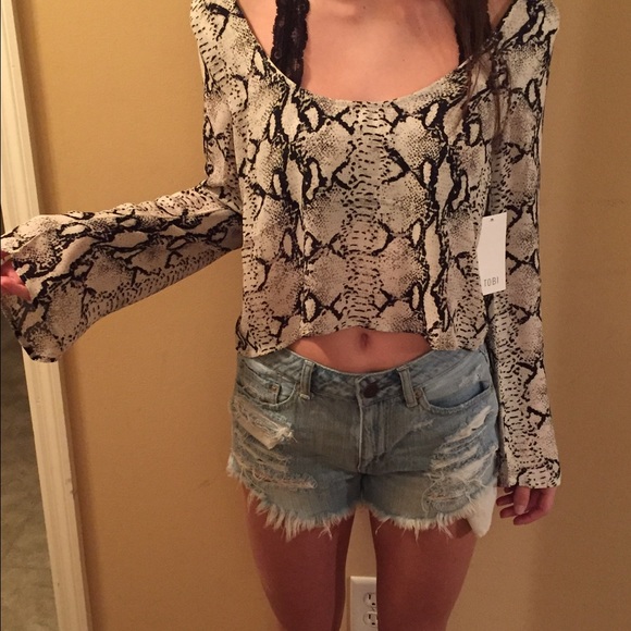 Snakeskin black & cream/white crop top!!