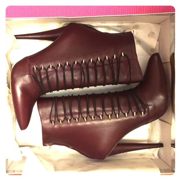Maroon Zigi girl booties size 8. Never wore them!