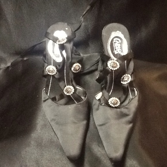 CARLOS SANTANA BLACK SATIN HEELS SIZE 8. - Picture 2 of 3