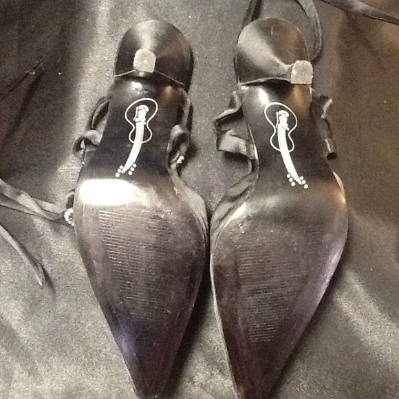 CARLOS SANTANA BLACK SATIN HEELS SIZE 8. - Picture 3 of 3