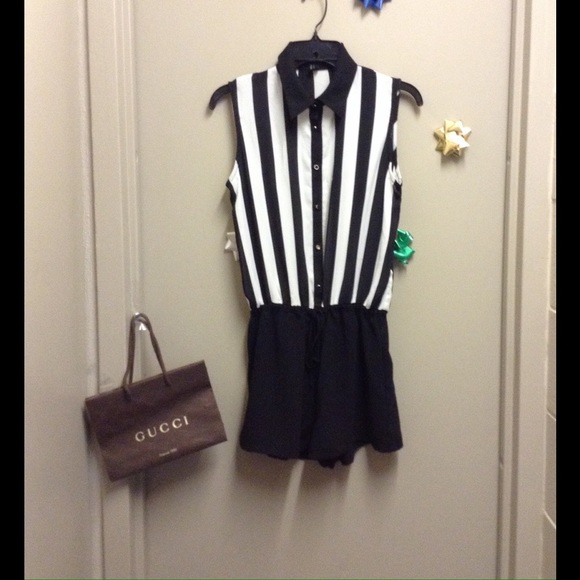 💖 Forever 21 ~ Romper ~ 💖 - Picture 2 of 4