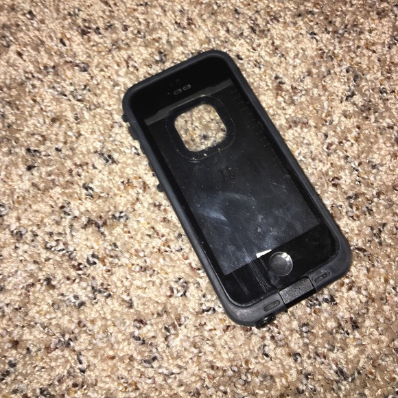 Black life proof iPhone 5s phone case!