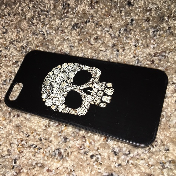 iPhone 5s black skull case