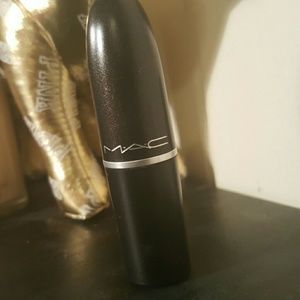 Mac matte lipstick in "heroine"