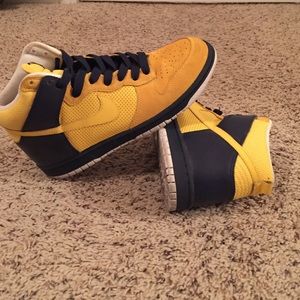Suede Dunks 💛