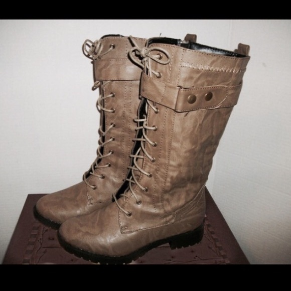 Women's Combat Boots - like new (Olive size 8.5)