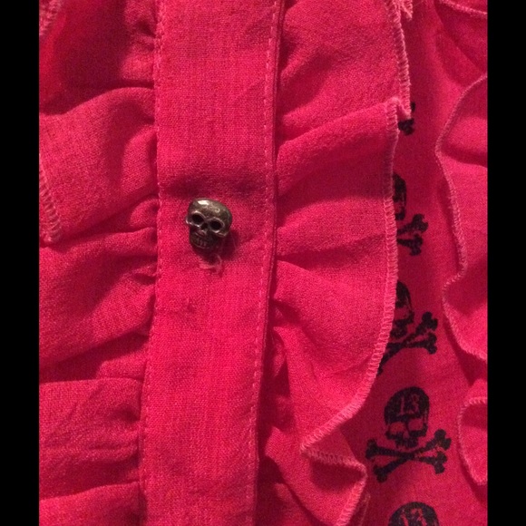 Sleeveless ruffled skull button down - Picture 2 of 3