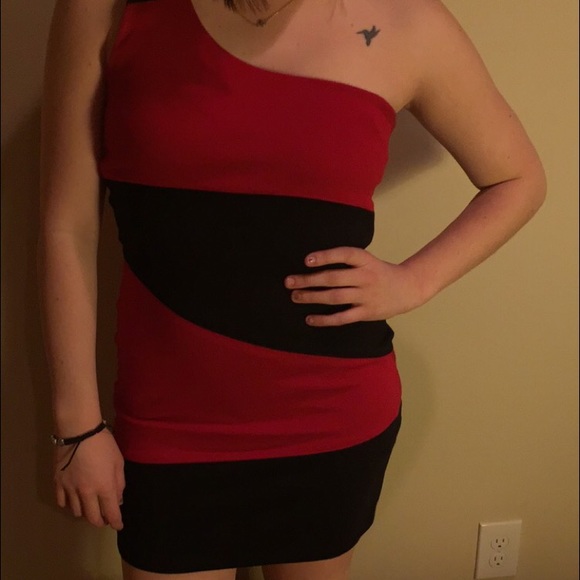 Red/black one shoulder dress size L