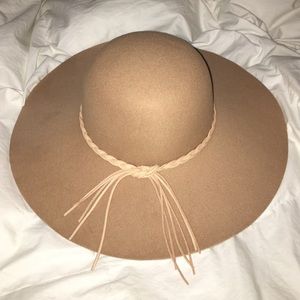 Beige/brown floppy hat