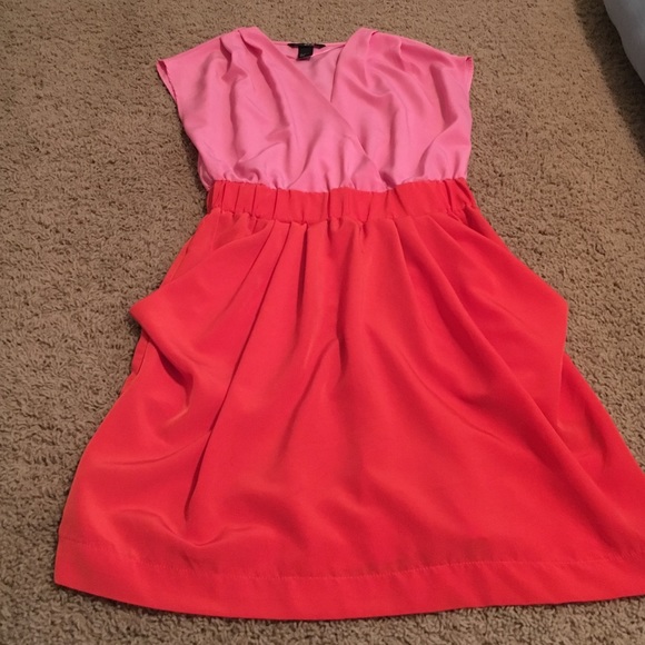 Darling color block dress with pockets!