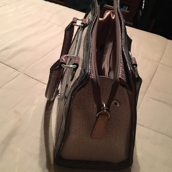 Guess purse - Picture 3 of 4