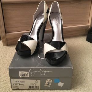 NWT Jessica Simpson black and white sandal pumps