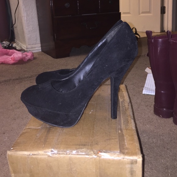 Black suede pumps - Picture 2 of 2