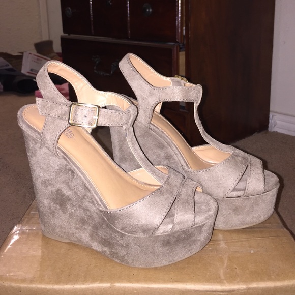 Tan wedges - Picture 2 of 2